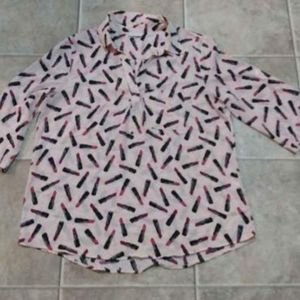 Women's size extra large New York and company shirt with lipstick